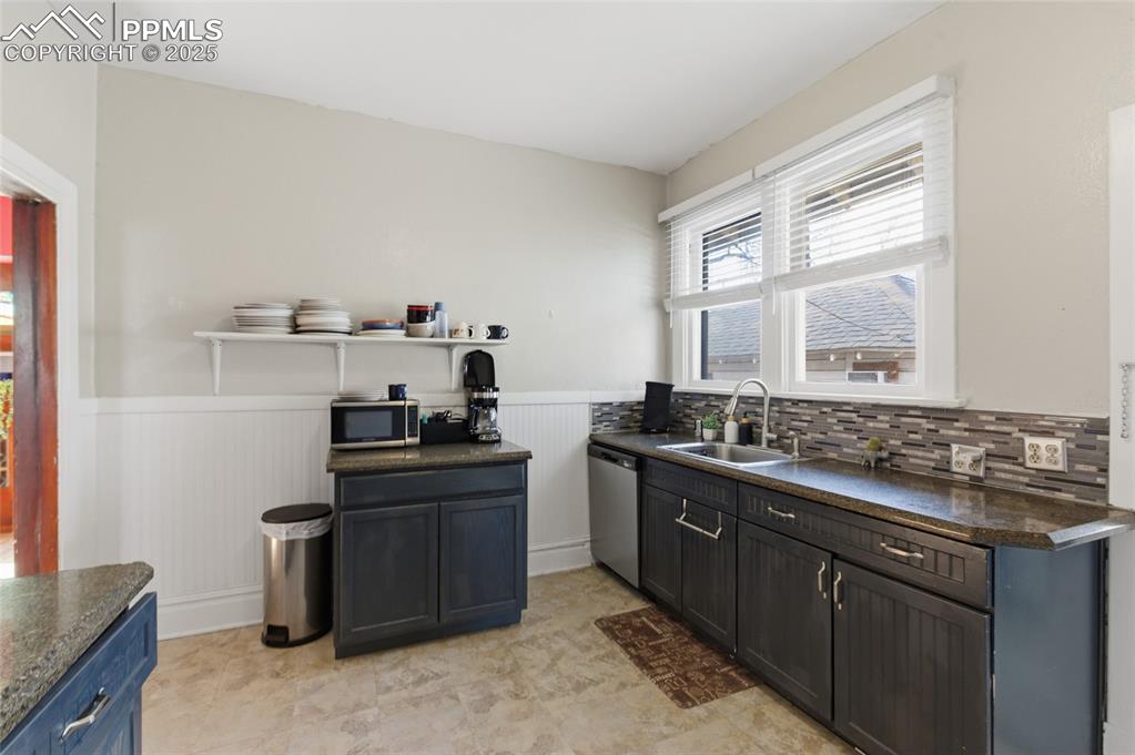 Image 13 of 39: Kitchen