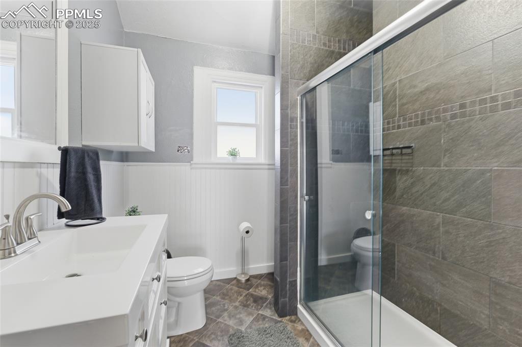 Image 18 of 39: Bathroom