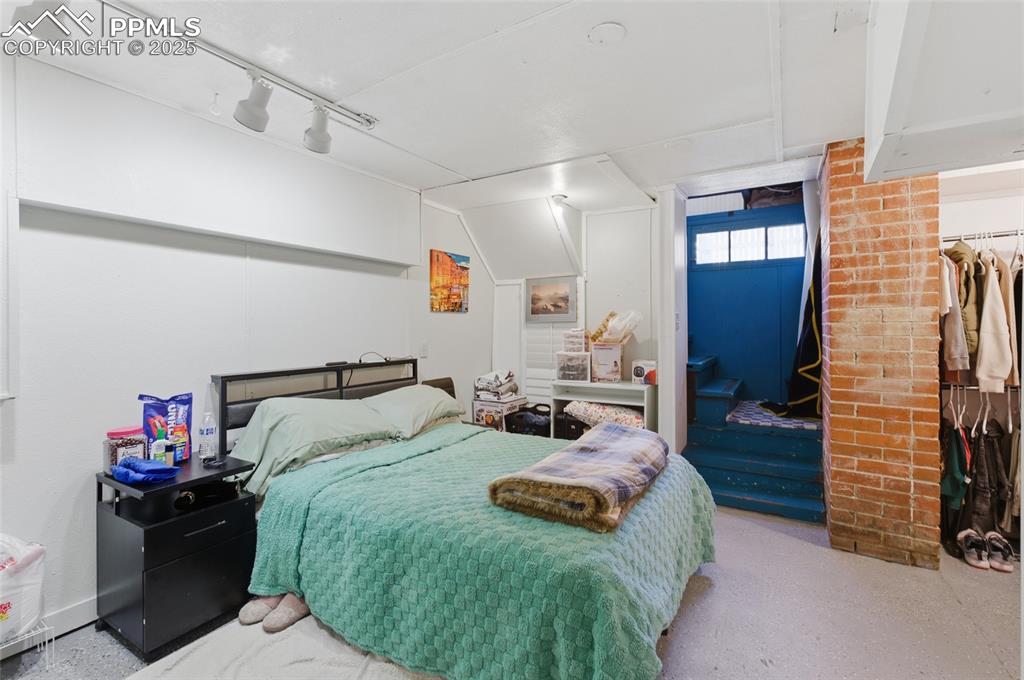 Image 25 of 39: Bedroom