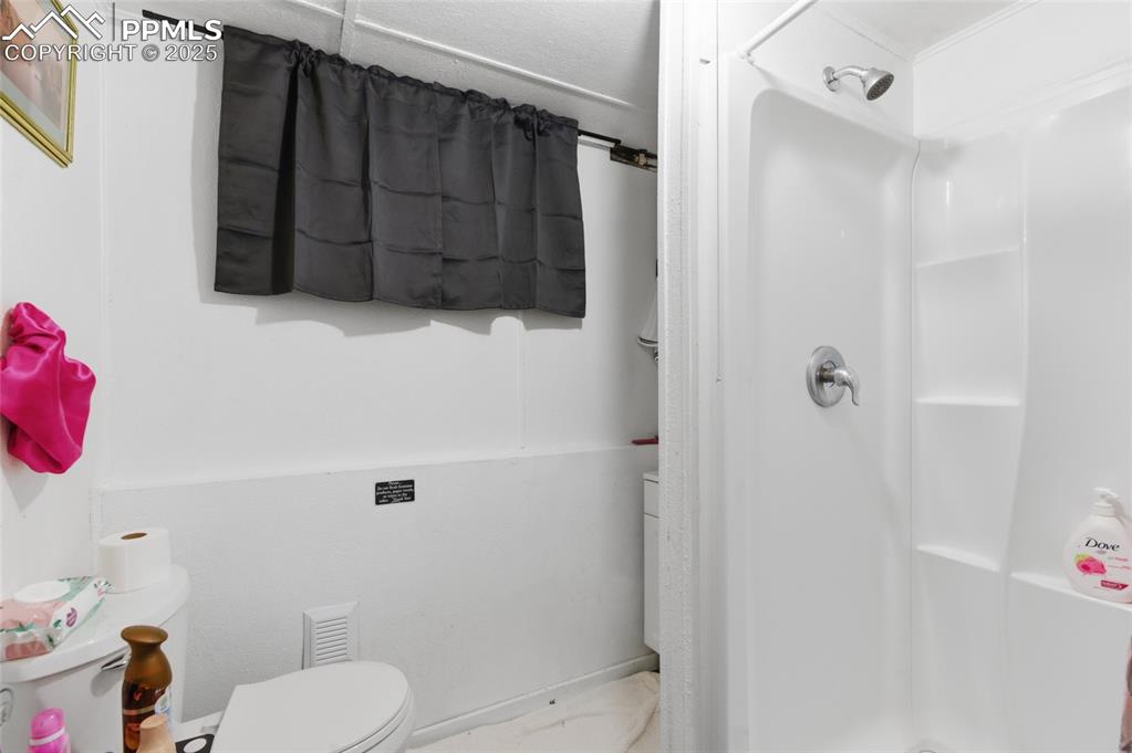 Image 28 of 39: Bathroom