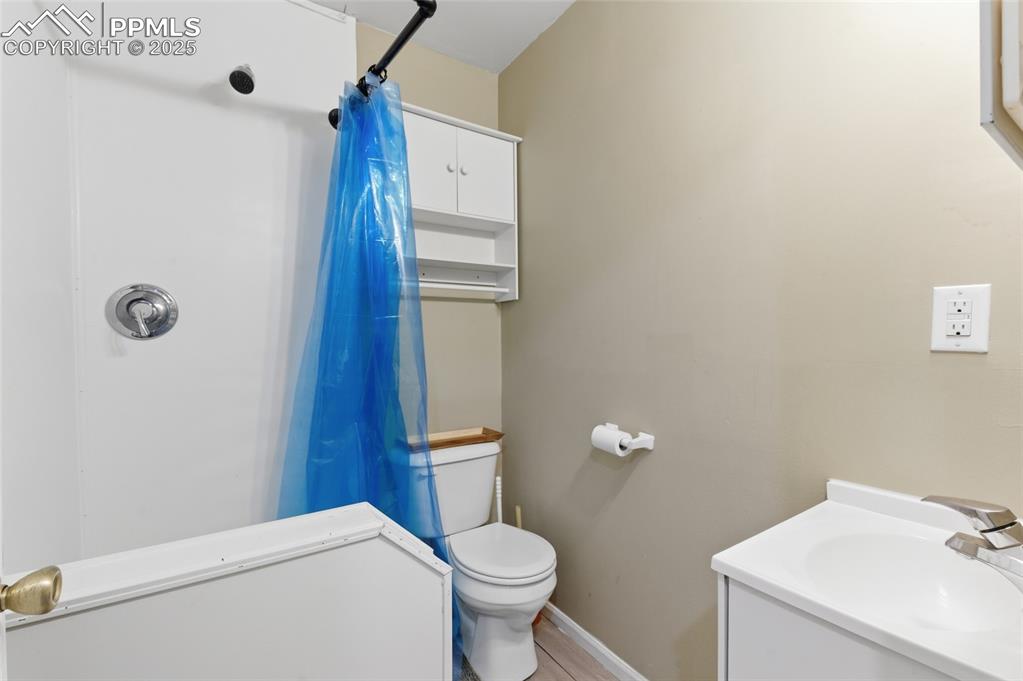 Image 36 of 39: Bathroom