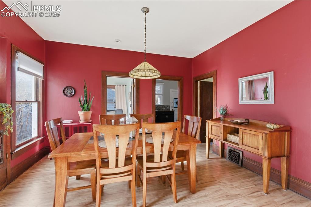 Image 7 of 39: Dining Area