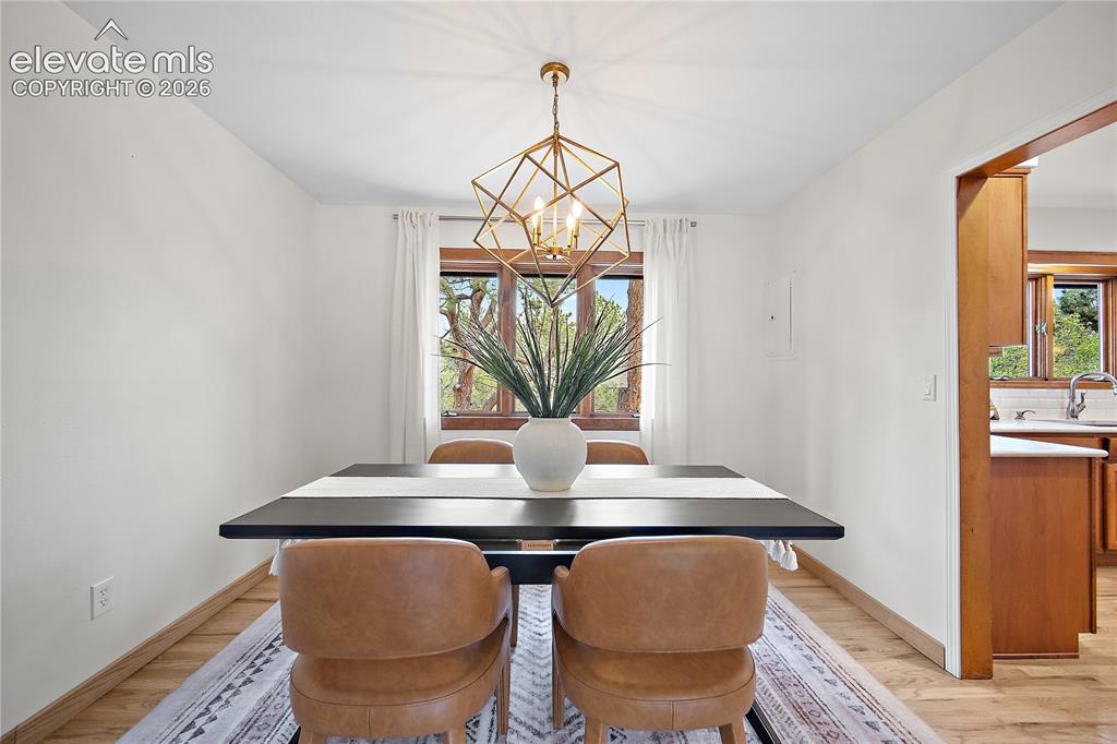 Image 11 of 50: Dining Area