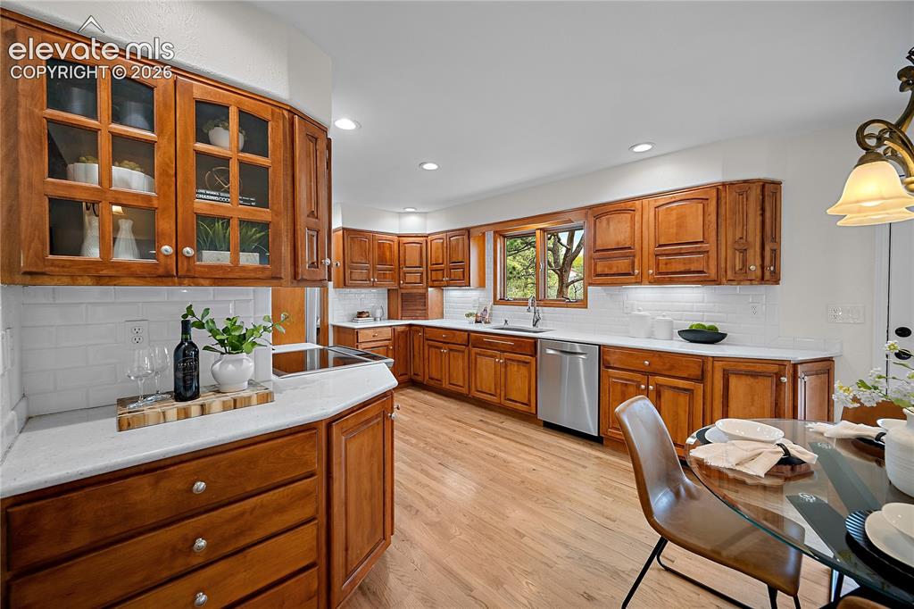 Image 13 of 50: Kitchen