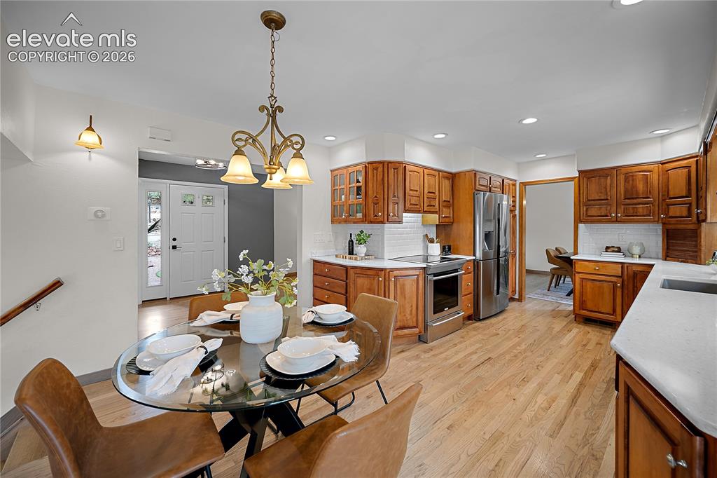 Image 14 of 50: Kitchen