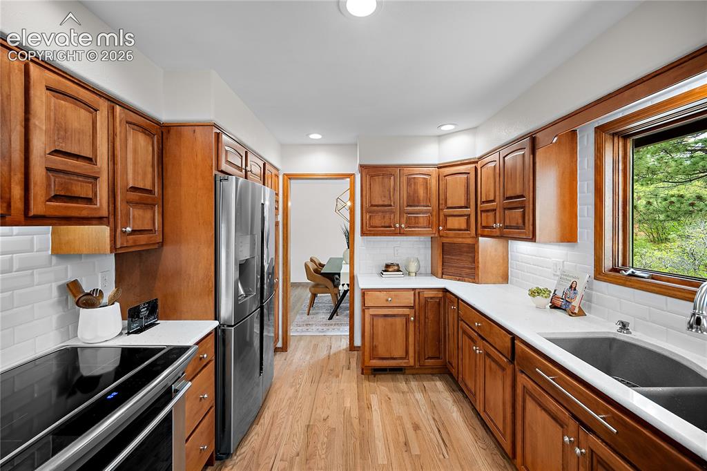 Image 16 of 50: Kitchen