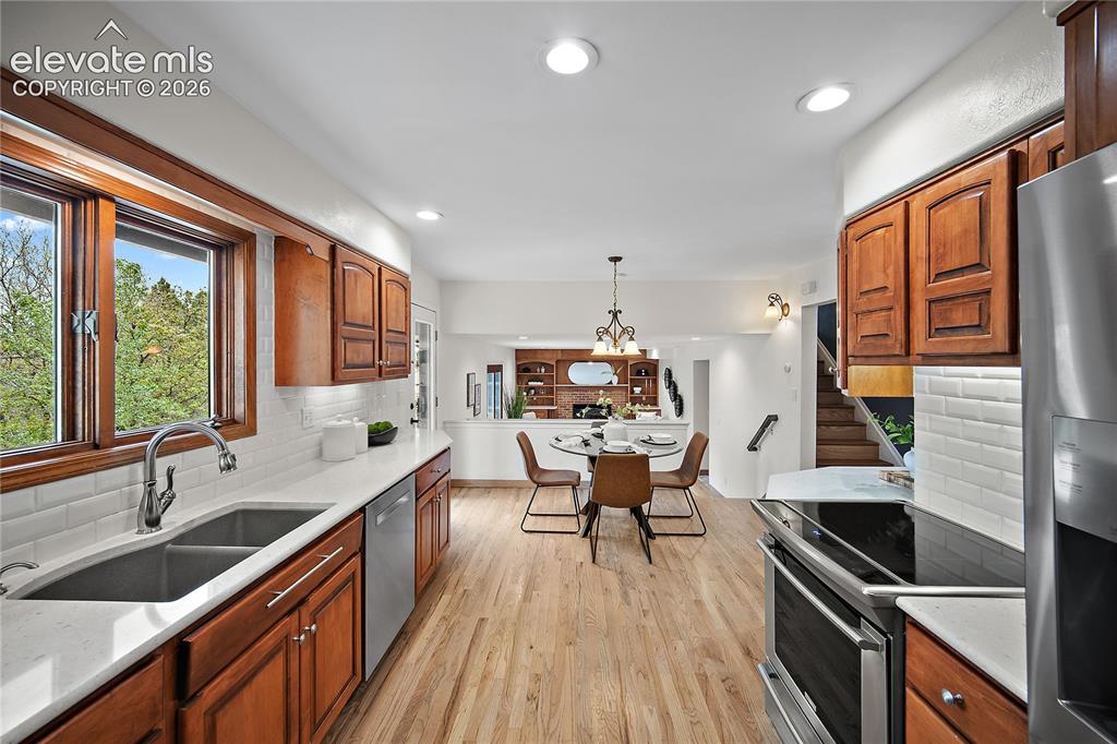 Image 17 of 50: Kitchen