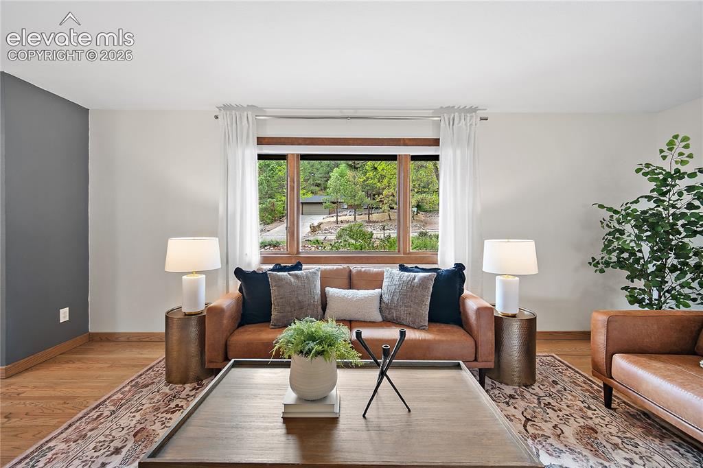 Image 8 of 50: Living Room