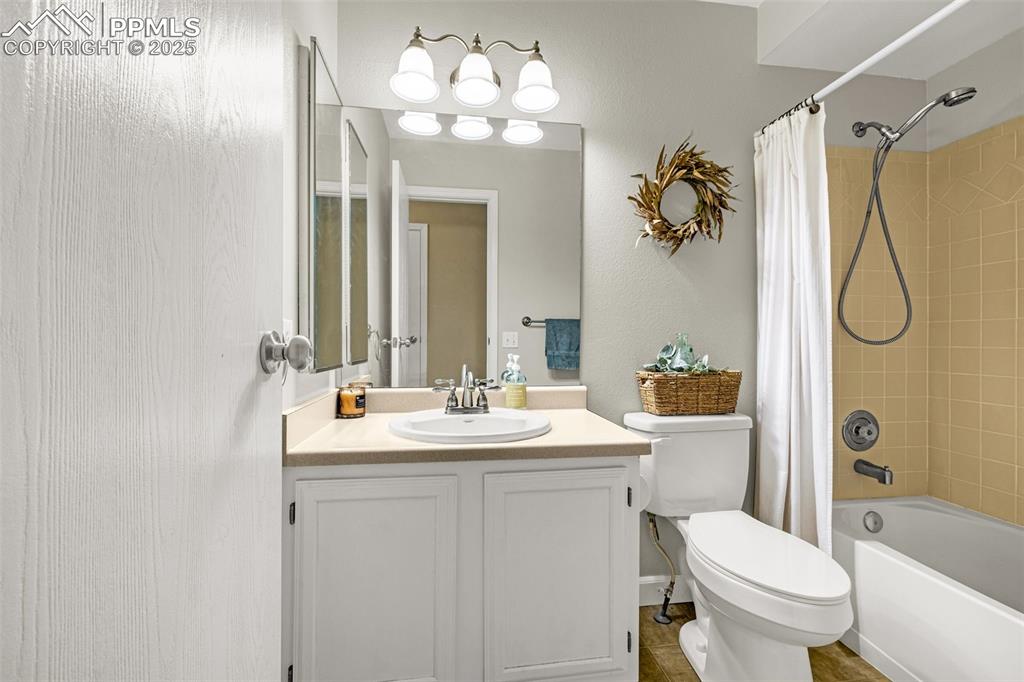 Image 12 of 36: Bathroom