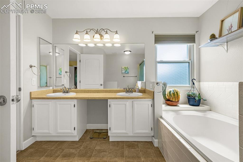 Image 17 of 36: Bathroom