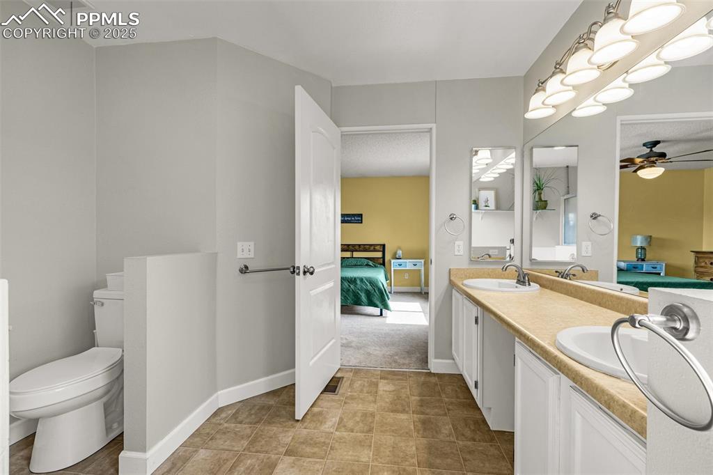 Image 18 of 36: Bathroom