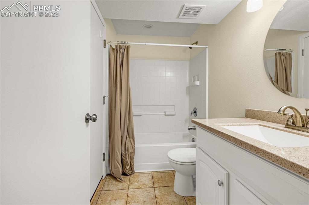 Image 23 of 36: Bathroom