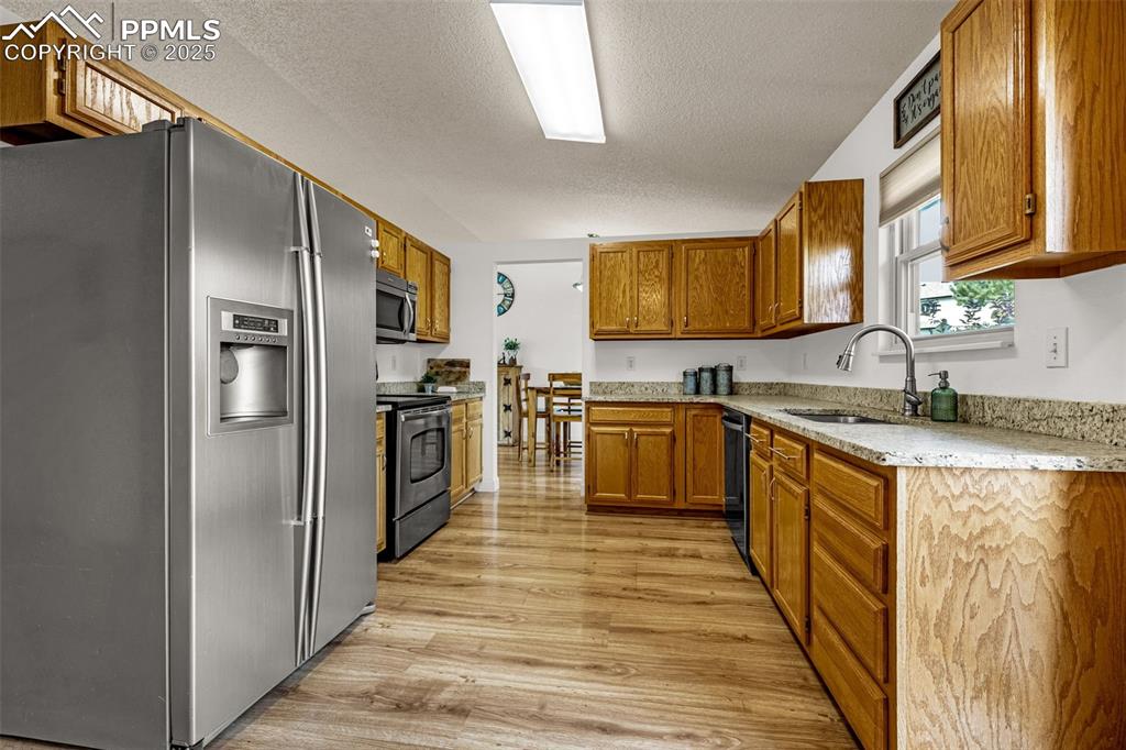 Image 7 of 36: Kitchen