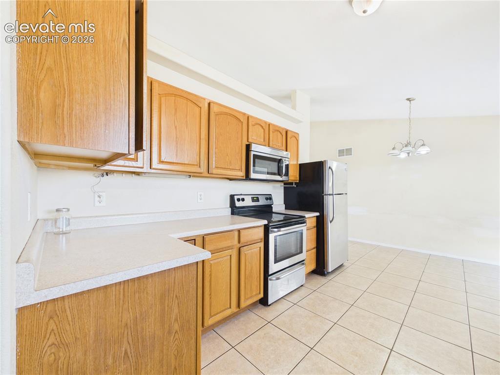 Image 10 of 25: Kitchen