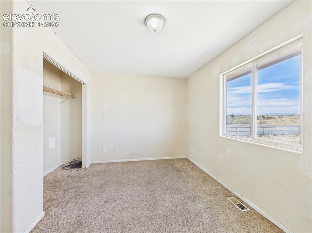 Image 18 of 25: Bedroom