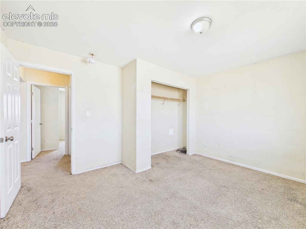 Image 19 of 25: Bedroom
