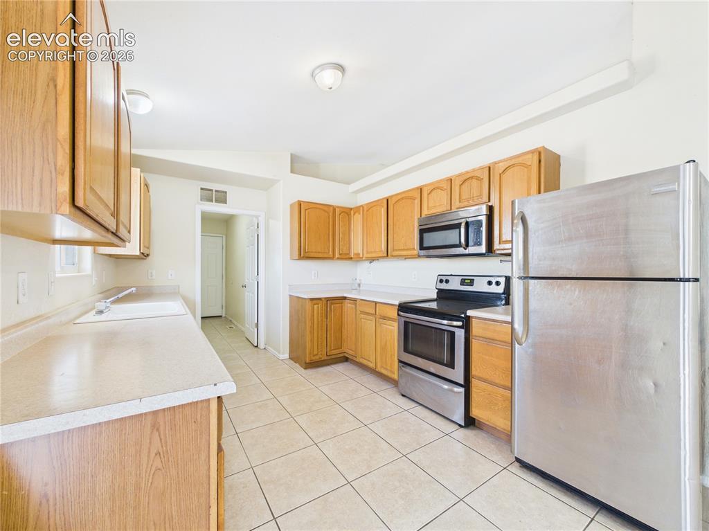 Image 8 of 25: Kitchen