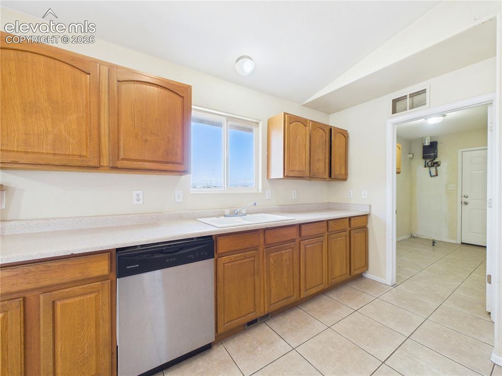 Image 9 of 25: Kitchen