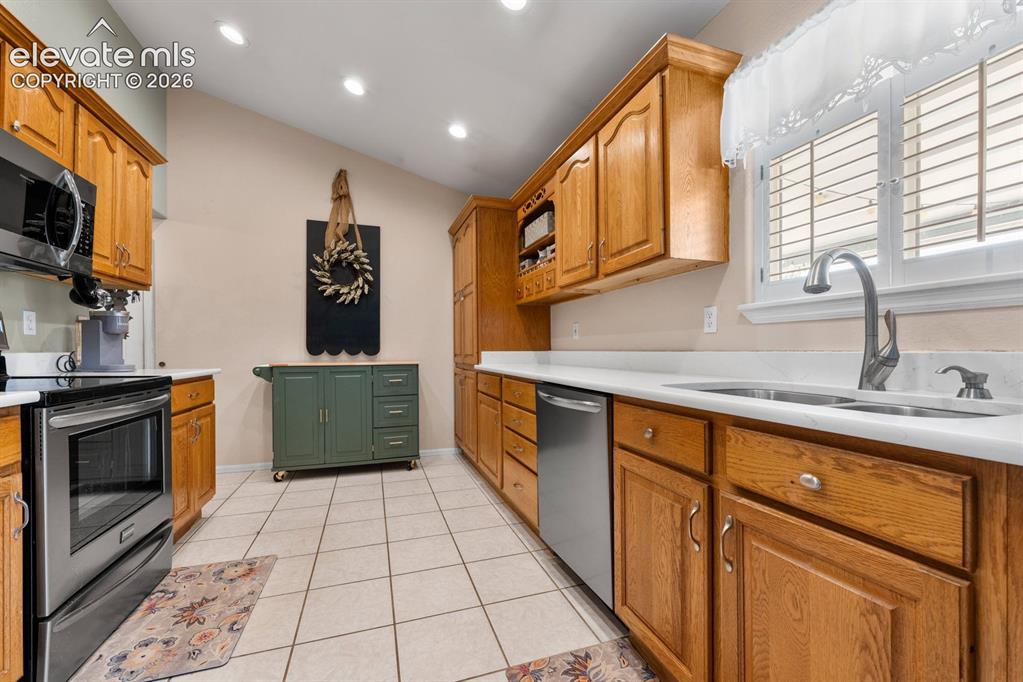 Image 7 of 36: Kitchen