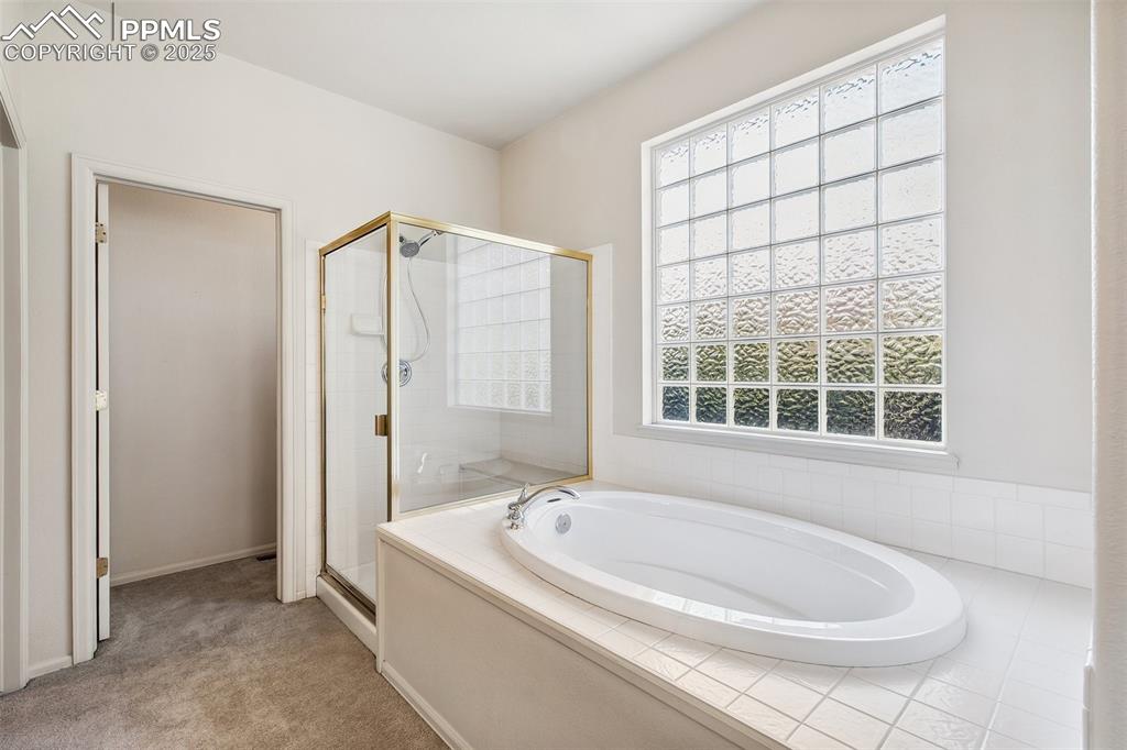 Image 13 of 32: Bathroom