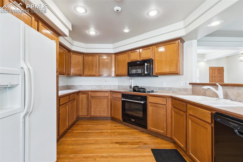 Image 6 of 32: Kitchen
