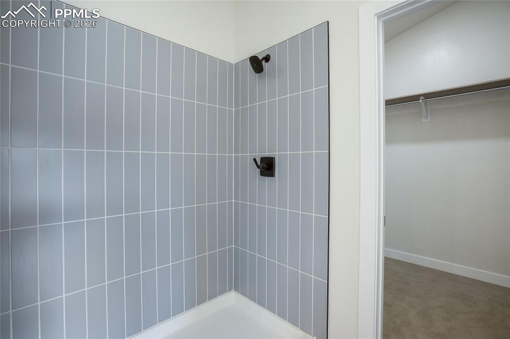 Image 18 of 38: Bathroom