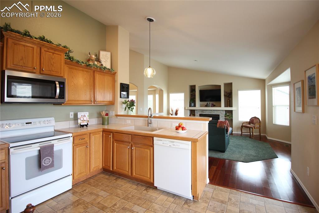 Image 14 of 42: Kitchen