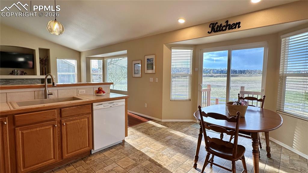 Image 15 of 42: Kitchen