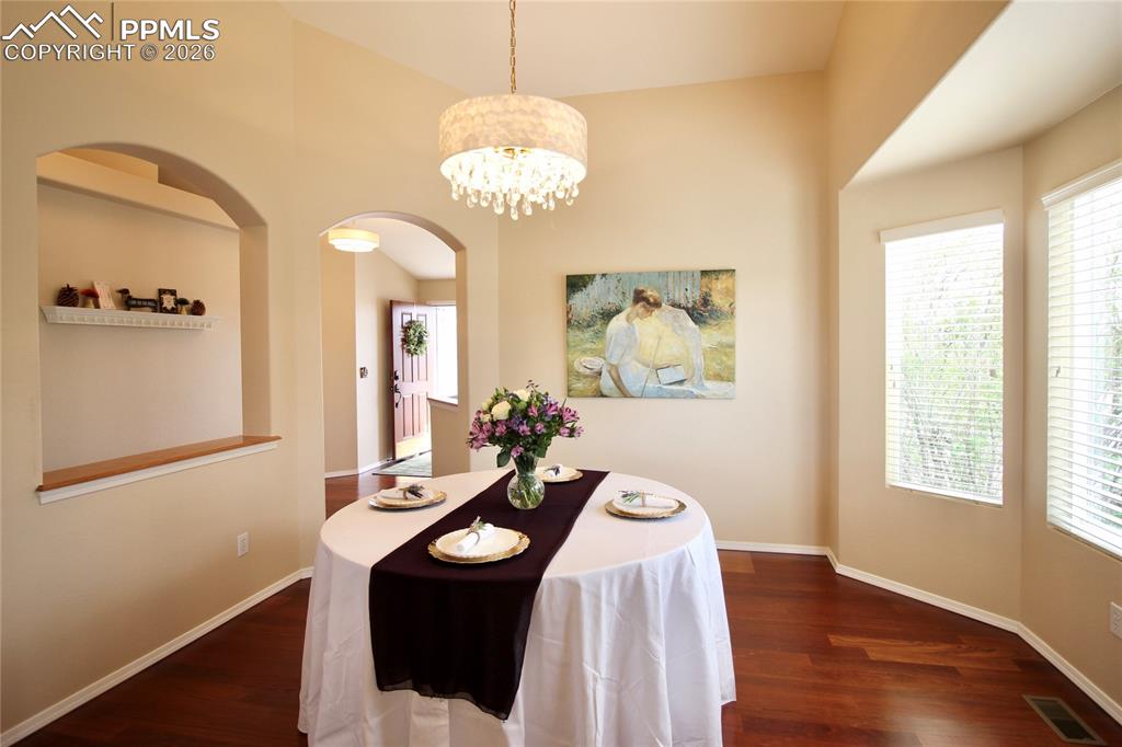 Image 17 of 42: Dining Area