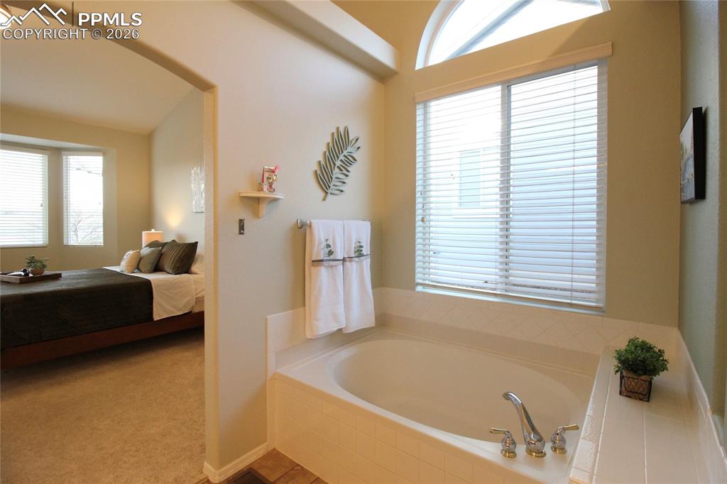 Image 24 of 42: Bathroom