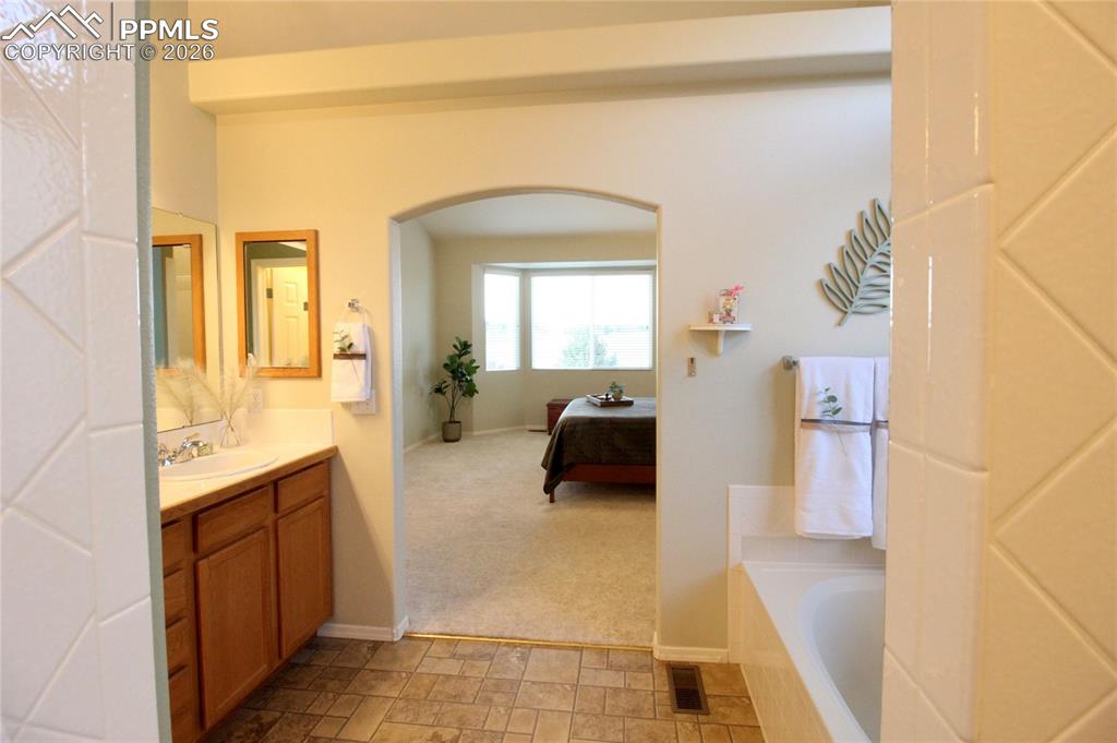 Image 25 of 42: Bathroom