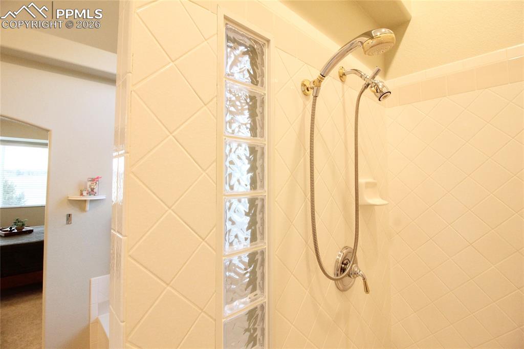 Image 26 of 42: Bathroom