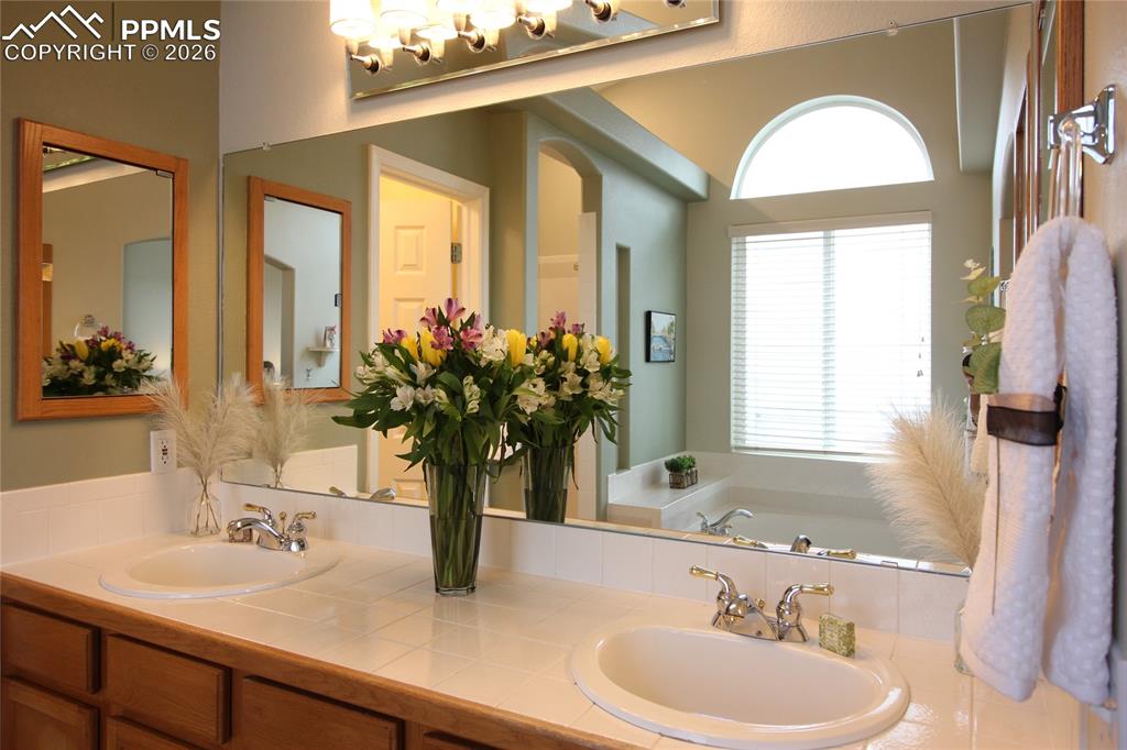 Image 27 of 42: Bathroom