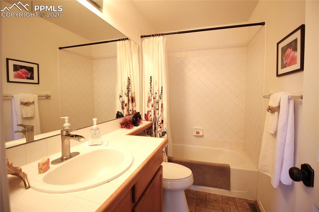 Image 34 of 42: Bathroom