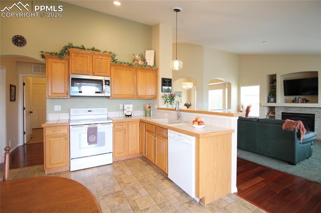 Image 9 of 42: Kitchen