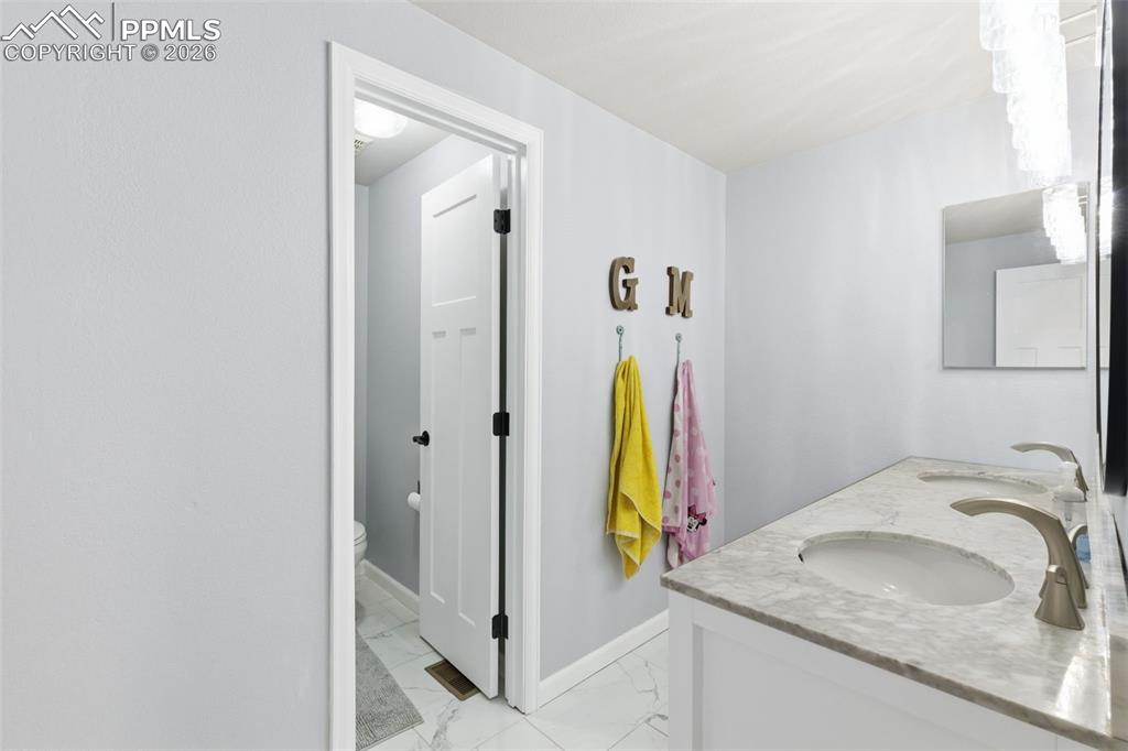 Image 23 of 36: Bathroom