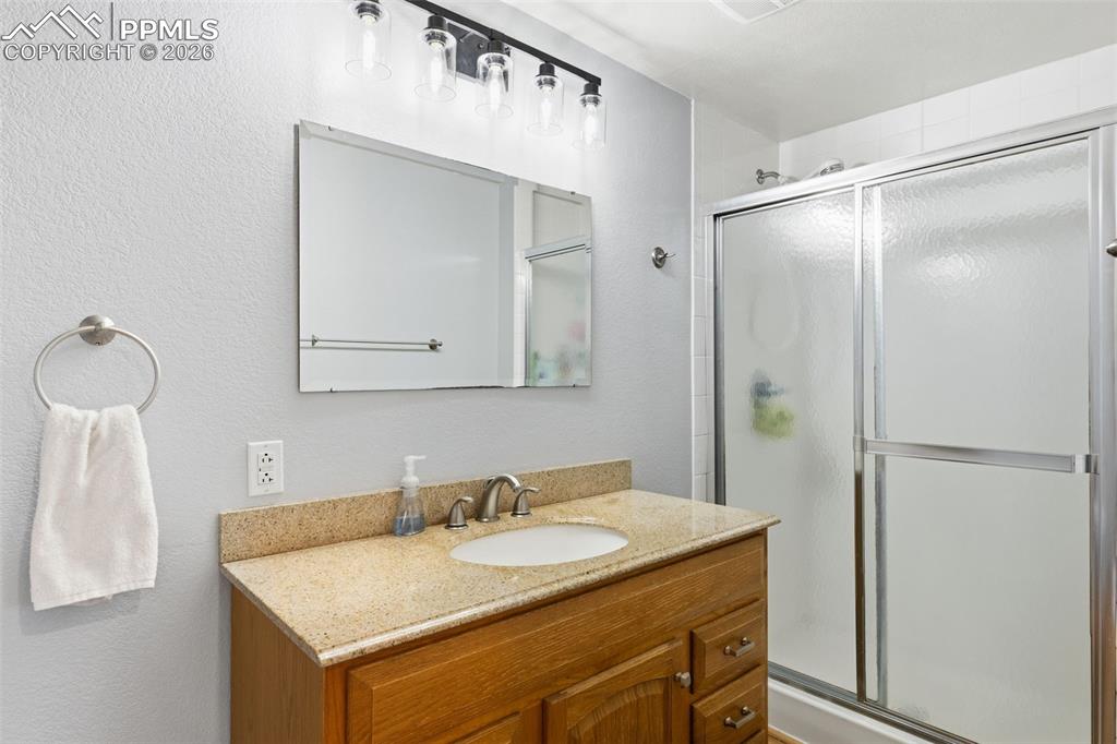 Image 32 of 36: Kitchen