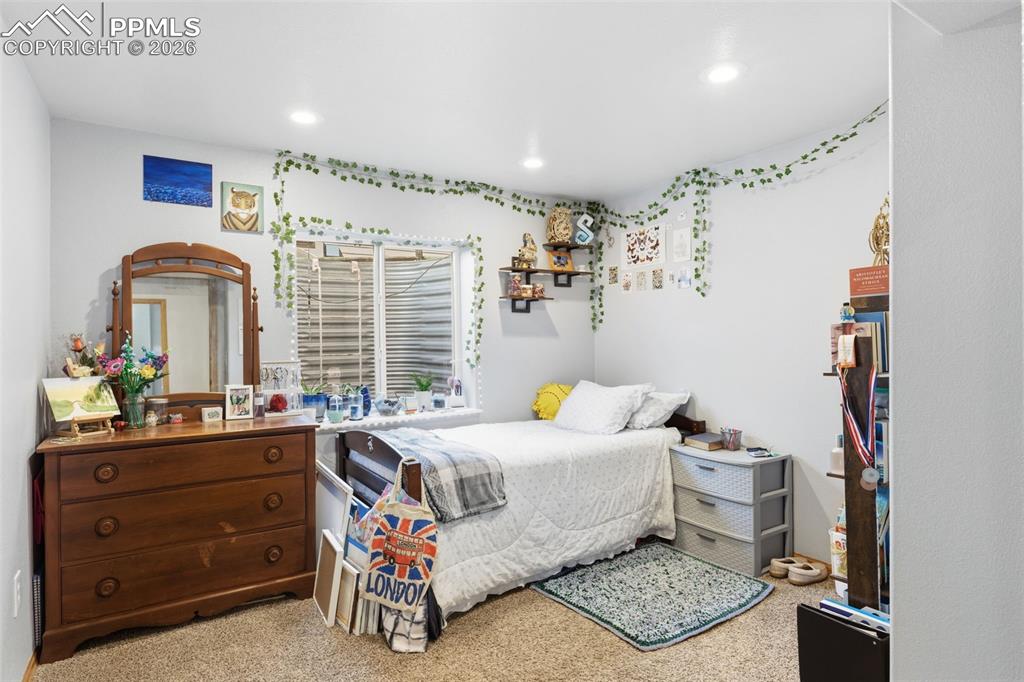 Image 33 of 36: Bathroom