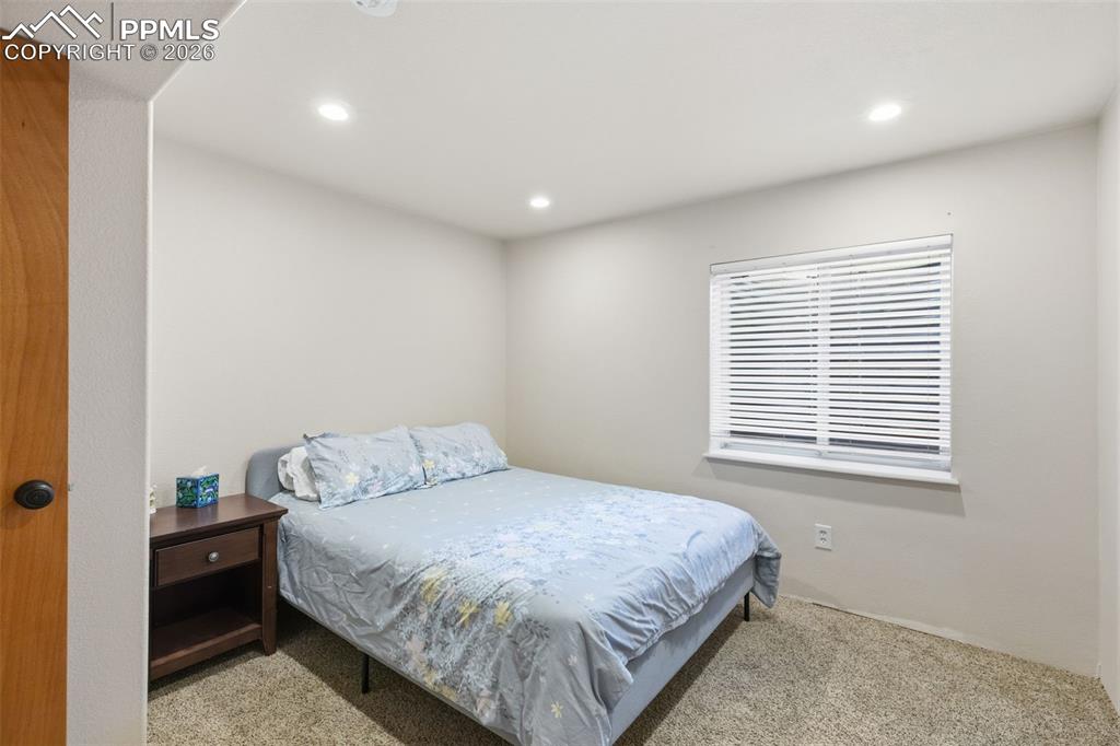 Image 34 of 36: Bedroom