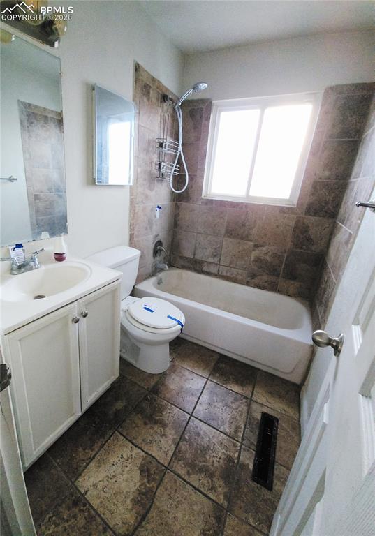 Image 8 of 11: Bathroom