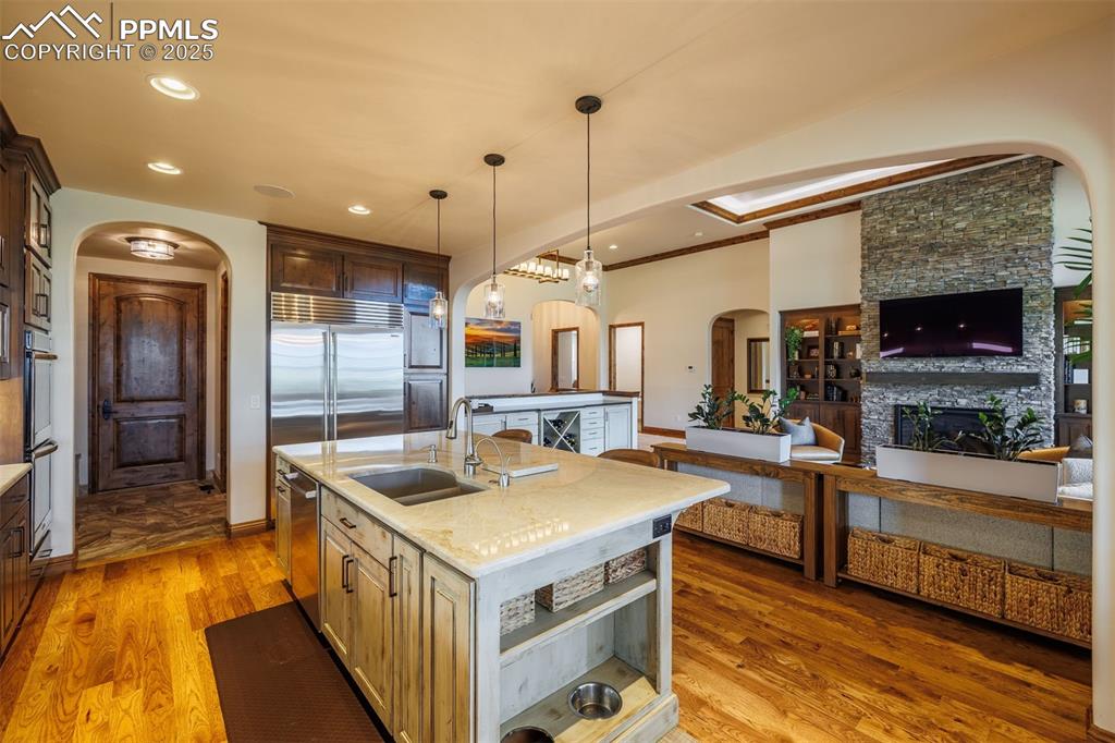 Image 14 of 50: Kitchen