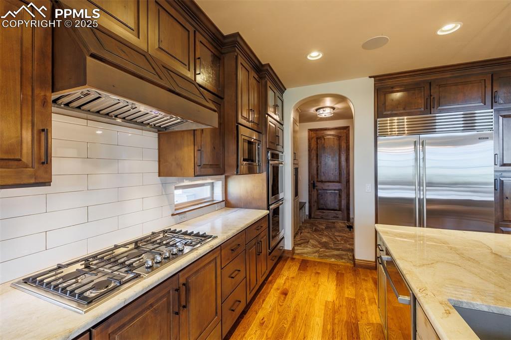 Image 15 of 50: Kitchen