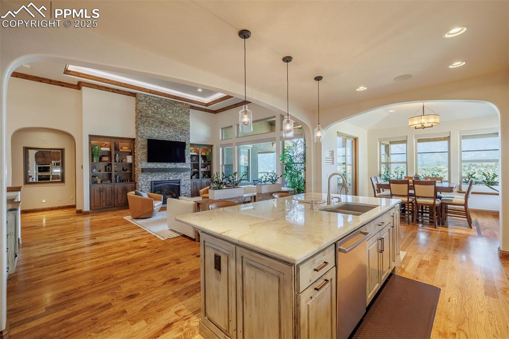 Image 16 of 50: Kitchen