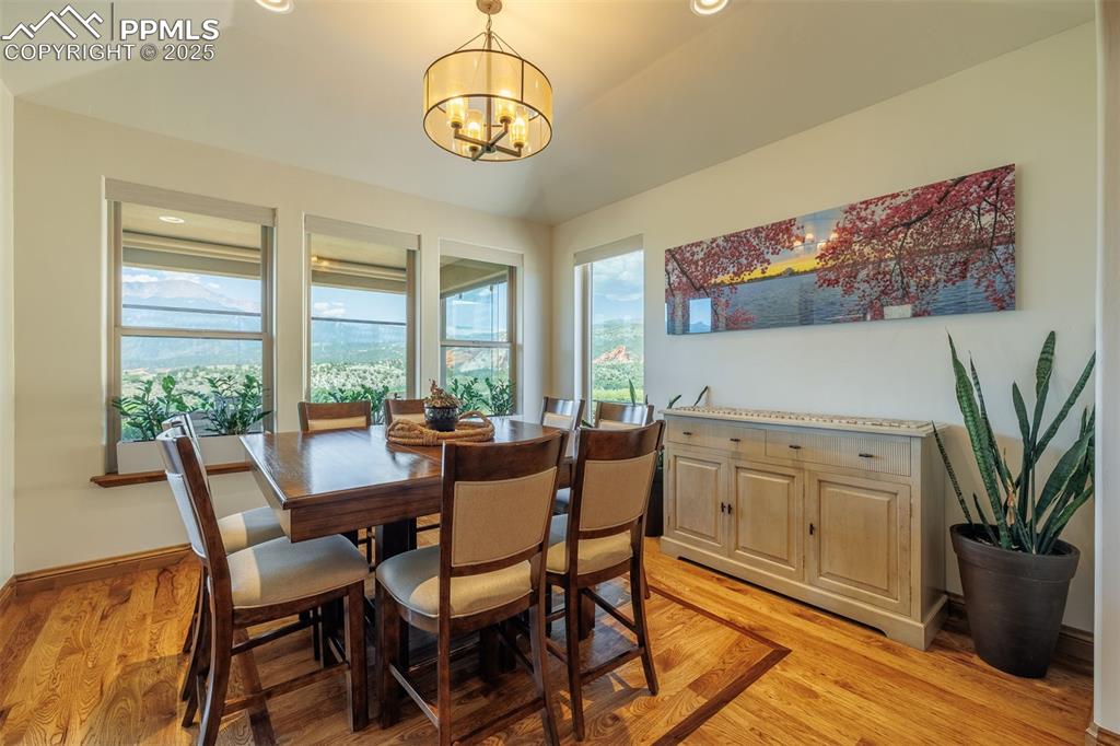 Image 17 of 50: Dining Area