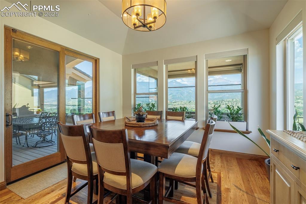 Image 18 of 50: Dining Area