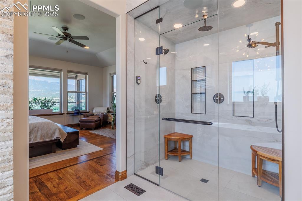 Image 27 of 50: Bathroom