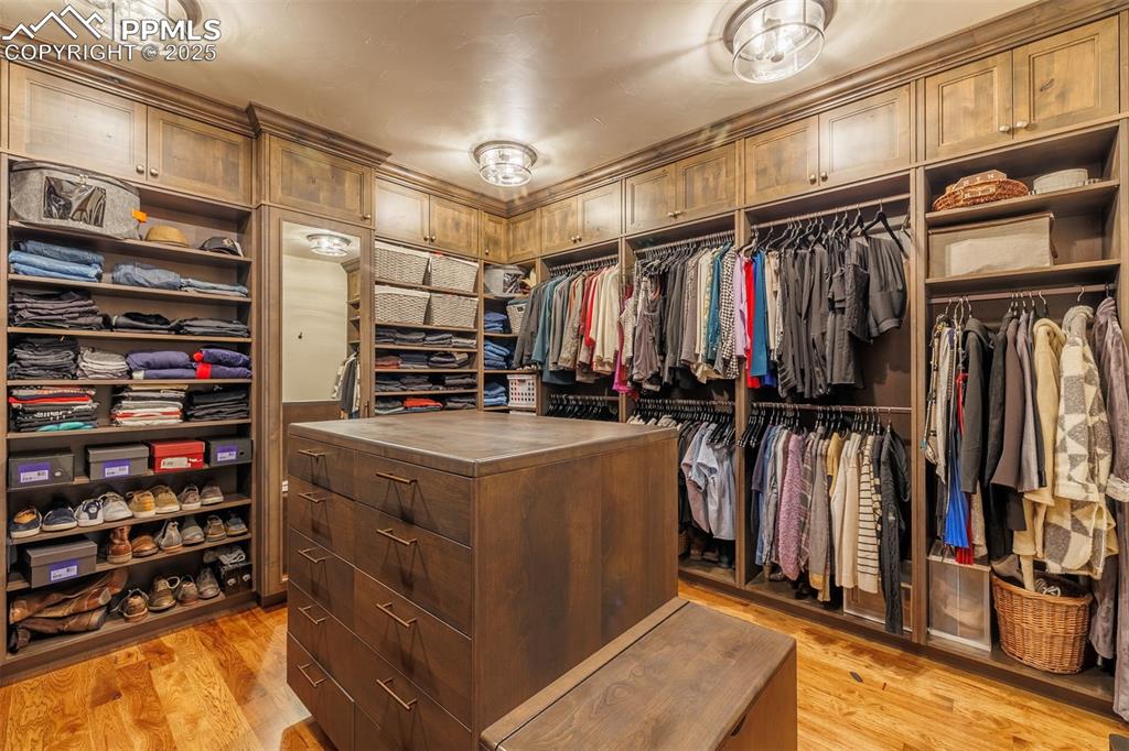 Image 30 of 50: Closet