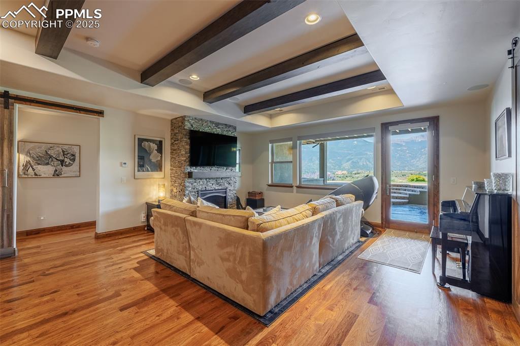 Image 34 of 50: Living Room