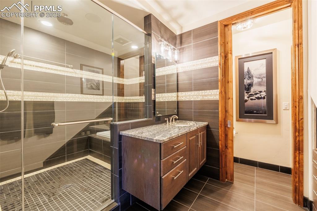 Image 37 of 50: Bathroom