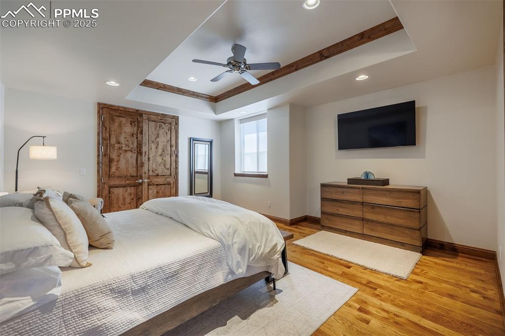 Image 38 of 50: Bedroom